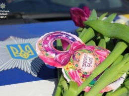 Патрульные полицейские поздравили одесситок с 8 марта тюльпанами и устроили выходной своим напарницам