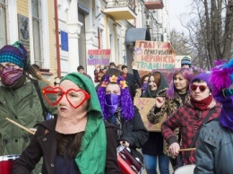 Цветы - клумбам, права - женщинам: в Киеве прошел марш феминисток (ФОТОРЕПОРТАЖ)