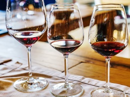 Ученые установили, какой компонент красного вина замедляет старение мозга