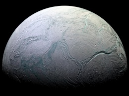 В Сети появились завораживающие фото ледяного спутника Сатурна
