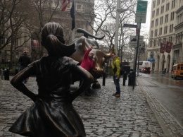 На Уолл-стрит появилась статуя девочки, противостоящей финансовому капитализму