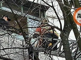В Киеве самоубийца передумал прыгать с балкона после приезда спасателей