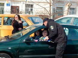 Сотрудники полиции поздравили женщин с восьмым марта