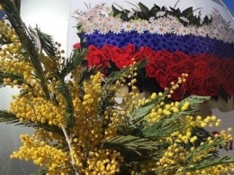 "Из России с любовью": волонтеры поздравили европейских женщин с восьмым марта