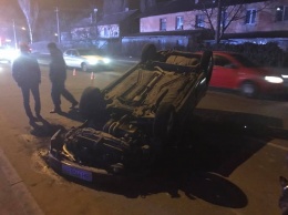 В Одессе перевернулась иномарка: пять человек чудом остались живы