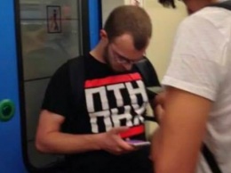 В Москве мужчина не побоялся надеть футболку с надписью "ПТН ПНХ"