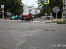 Ремонт дорог в Симферополе по «карте ям»: Свежие латки соседствуют с прорехами (ФОТО)