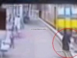 Еще немного и... ВИДЕО спасения ребенка из-под поезда в Сиднее