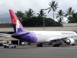 Самолет авиакомпании Hawaiian Airlines прервал полет из-за отказа одного из пассажиров платить за одеяло