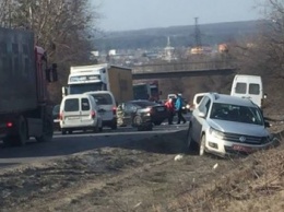 На окружной водитель внедорожника выскочил на "встречку" и столкнулся с "легковушкой", есть пострадавшие