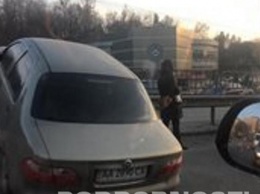 В Киеве возле метро "Сырец" иномарка "припарковалась" на отбойнике