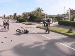 Велосипед развалился под спортсменом во время гонки