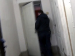 В Одессе полицейский-нарушитель пытался спрятаться от общественников в туалете