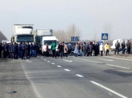 На Полтавщине люди перекрыли трассу