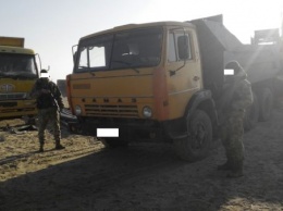 В Запорожской области хотят арестовать "КамАЗы" с песком