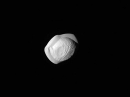 NASA показало спутник Сатурна, похожий на пельмень