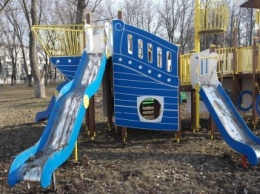 Суровое детство: в Покровске детвора вынуждена играть в грязи