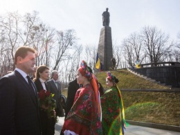 Жена Президента почтила память Т. Шевченко в Каневе