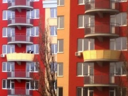 Киевляне смеются над странным балконом-гнездом