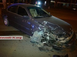 В центре Николаева автомобиль «BMW» врезался в припаркованный «Lexus» (ФОТО)