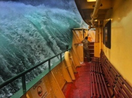 Работник парома снял гигантскую волну в момент удара о судно
