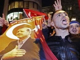 В Нидерландах сотни протурецких демонстрантов собрались под консульством Турции