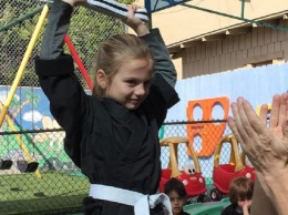 5-летняя дочь Анны Седоковой получила первый пояс по карате