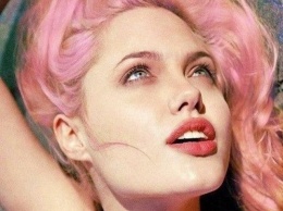 Анджелина Джоли предстала перед поклонниками с розовыми волосами