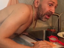 Сергей Шнуров избавляется от «бодуна» с помощью воды из-под крана