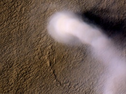 Ученые запечатлели на Марсе масштабное торнадо