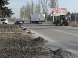 Сначала посыпали, а теперь убирают: коммунальщики Покровска борются с пылью и грязью на дорогах