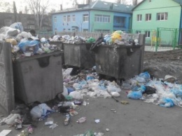 Новый детский сад и реконструированный сквер накрыло криворожским мусором (ФОТО)