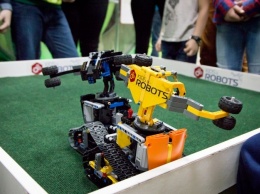 Гладиаторские бои, футбольные матчи и чудеса программирования: в Одессе провели фестиваль робототехники