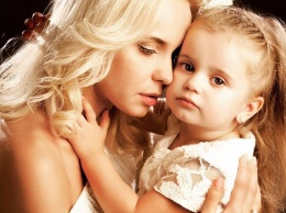 Девочки в белом: Лилия Ребрик позирует с малышкой дочерью