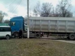 В Ровно грузовик на скорости, протаранив киоски, въехал в рынок