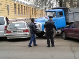 В Черновцах "ЗИЛ" уничтожил три легковушки