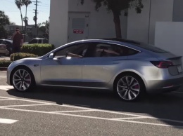 Прототип Tesla Model 3 попал в объективы видеокамер