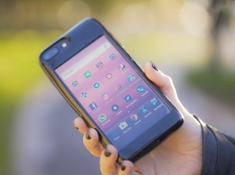 Представлен первый в мире чехол для iPhone со встроенным Android-смартфоном [видео]