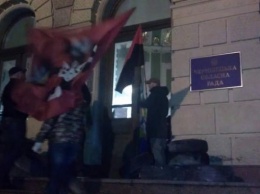 В здание Черновицкой ОГА пришли активисты с шинами