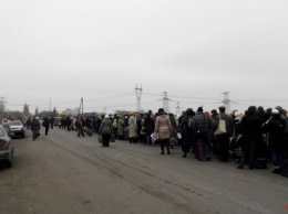 Рекордные очереди. Поток людей в пунктах пропуска Донбасса вырос в полтора-два раза