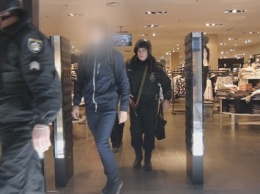 16-летний сумчанин вышел из магазина одежды под конвоем (+фото и видео)