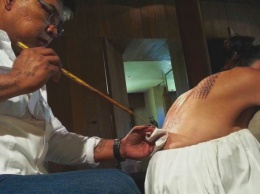 Тайский монах сделал Джоли роковую татуировку незадолго до развода