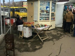 В Харькове рядом с метро "Московский проспект" торговали сигаретами из "ДНР"