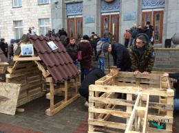 Под Черкасской администрацией сторонники блокады Донбасса поставили "собачьи будки"