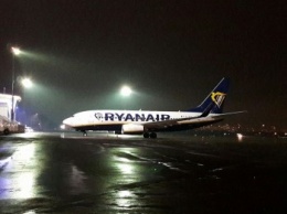 Первый самолет Ryanair приземлился в Киеве - появилось фото
