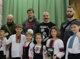 "Вдохновить на защиту страны и патриотизм": в Николаеве добровольцы провели лекцию для молодежи