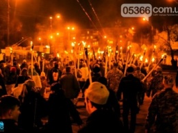 В честь украинских добровольцев кременчужане прошли по улицам города с факелами и флагами (фото и видео)