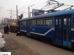 На Таирова трамвай сошел с рельсов: его поднимали краном