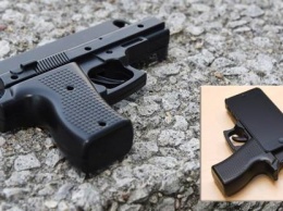 Полицейский с ружьем и шокером обезвредил владельца чехла для iPhone