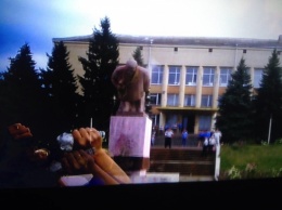 В Херсонской области свалили один из последних памятников Ленину